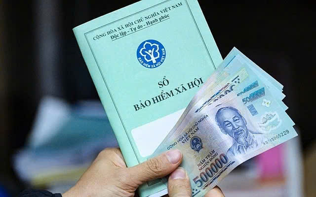 Các khoản như: Thưởng; Tiền ăn giữa ca; Hỗ trợ đi lại, xăng xe, điện thoại, nhà ở, nuôi con nhỏ; Trợ cấp khi có người thân qua đời, kết hôn, ốm đau,... không thuộc khoản lương đóng BHXH. Ảnh minh họa