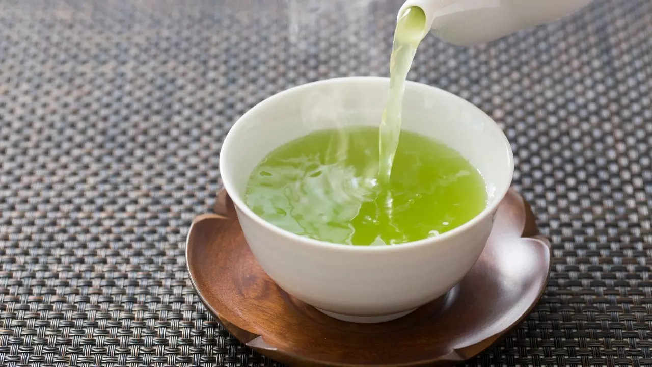 Hãm trà giúp giữ lại hàm lượng chất chống oxy hóa và hạn chế vị đắng gắt của trà.
