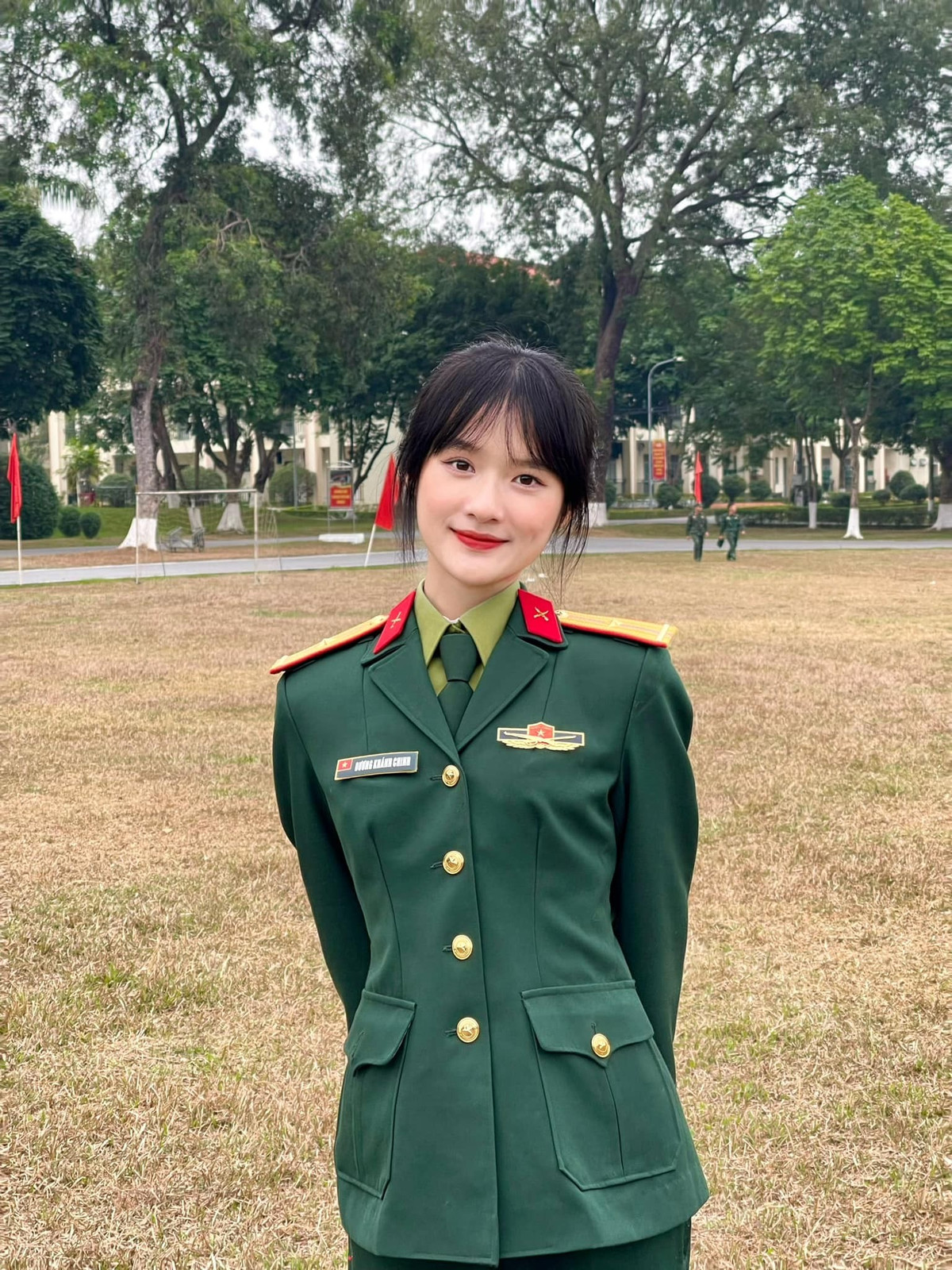 Hình ảnh của Khánh Chinh đã lan truyền mạnh mẽ, trở thành một trong những bóng hồng xinh đẹp gây ấn tượng sâu sắc nhất trong buổi tổng hợp luyện, góp phần lan tỏa niềm tự hào về lực lượng vũ trang nhân dân Việt Nam. (Ảnh: FBNV)