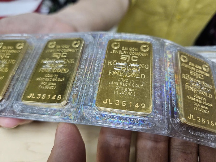 Giá vàng miếng SJC xuất hiện mốc 128,3 triệu đồng/lượng