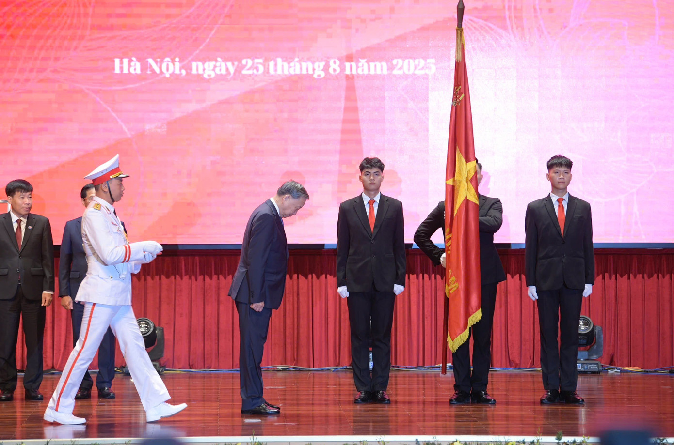 Nguyên Phó Chủ tịch nước Nguyễn Thị Bình được phong Anh hùng Lao động - 1