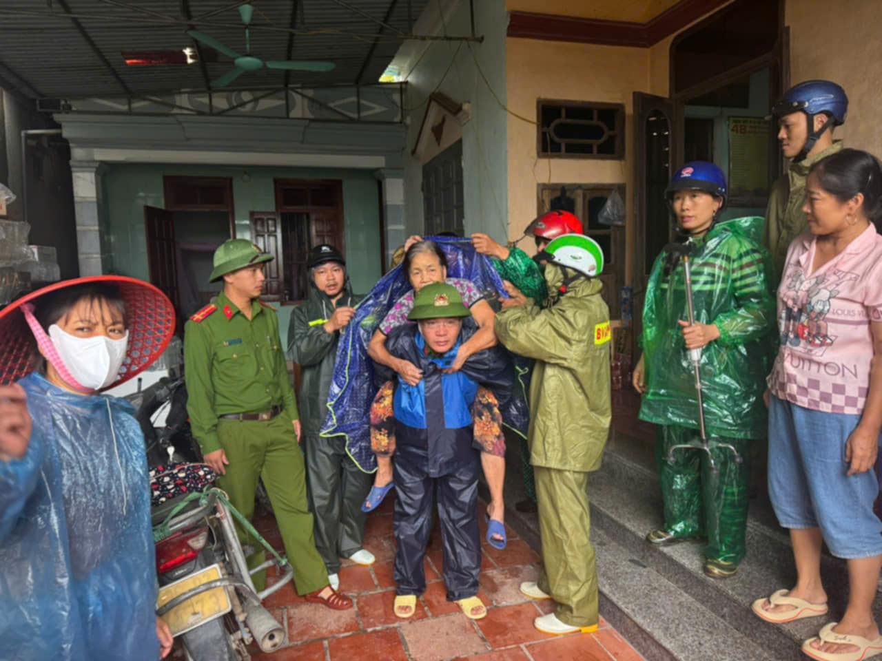 Trước giờ amp;#34;Gamp;#34; bão số 5 Kajiki đổ bộ, mưa trắng trời, cây đổ, gió giật mạnh - 12