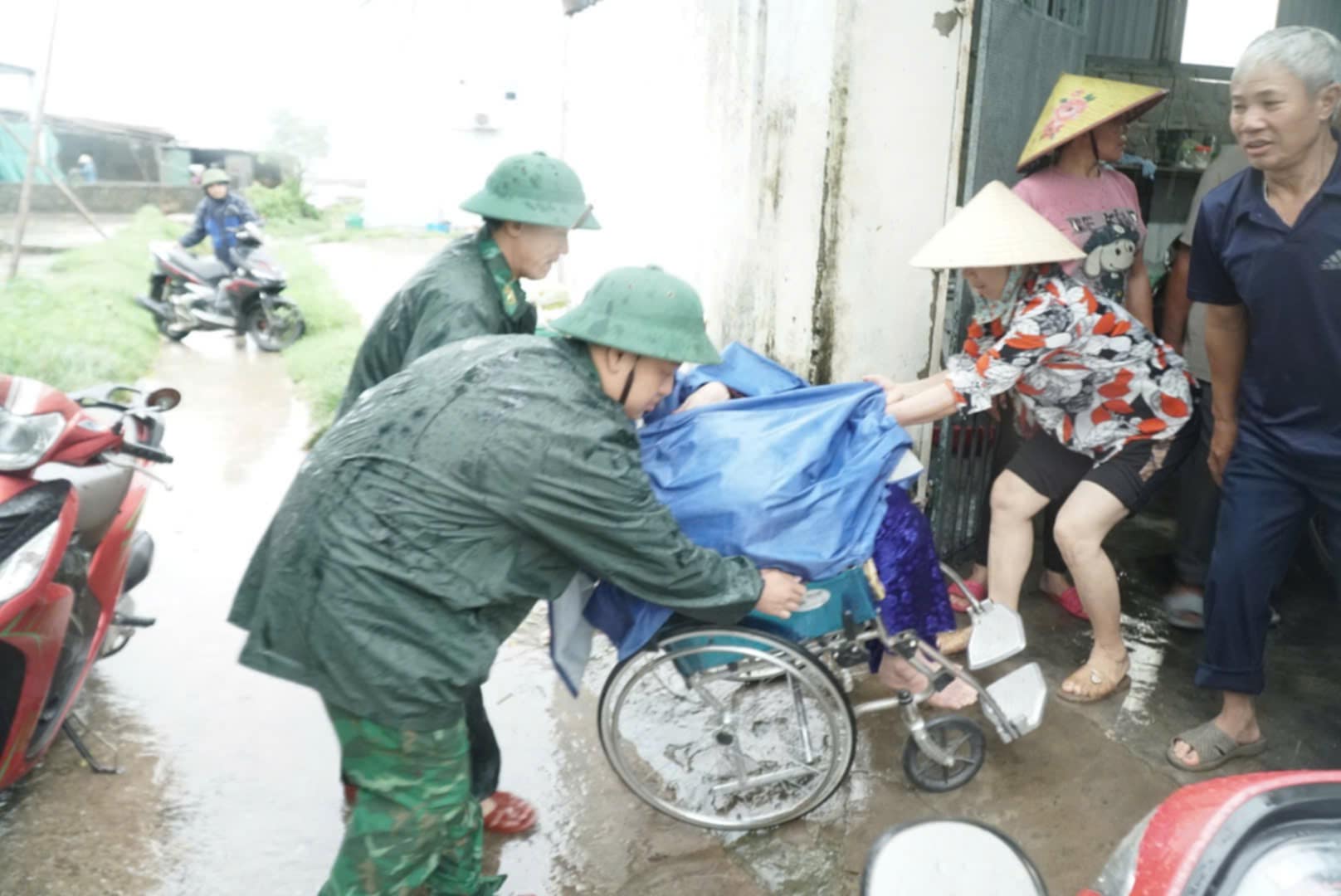 Trước giờ amp;#34;Gamp;#34; bão số 5 Kajiki đổ bộ, mưa trắng trời, cây đổ, gió giật mạnh - 13