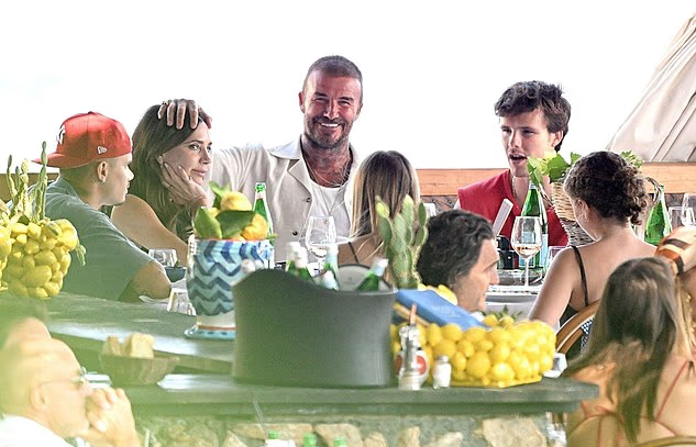 Vợ chồng Becks cưng nựng nhau trước mặt các con - 6