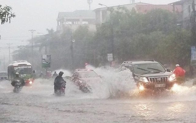 Theo dự báo thời tiết hôm nay, Bắc Bộ và Trung Bộ có mưa lớn do ảnh hưởng của hoàn lưu bão số 5. Ảnh minh họa: TL