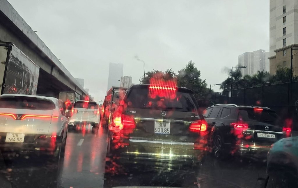 Ngập nước và ùn tắc giao thông kéo dài trên nhiều tuyến phố