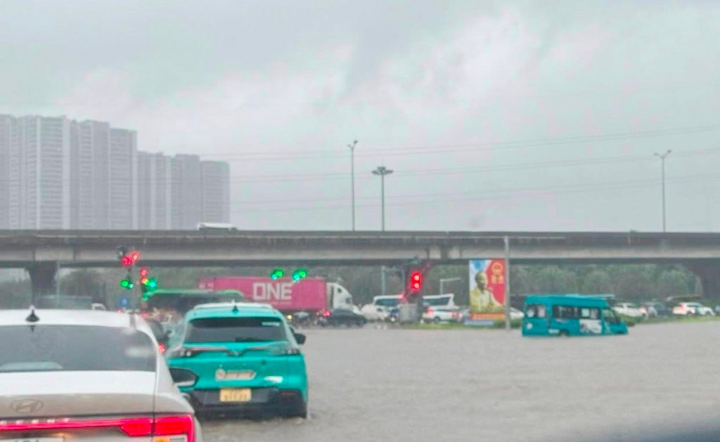 Ngập trắng nước tại nút giao Trần Duy Hưng - Vành đai 3 - Đại lộ Thăng Long.