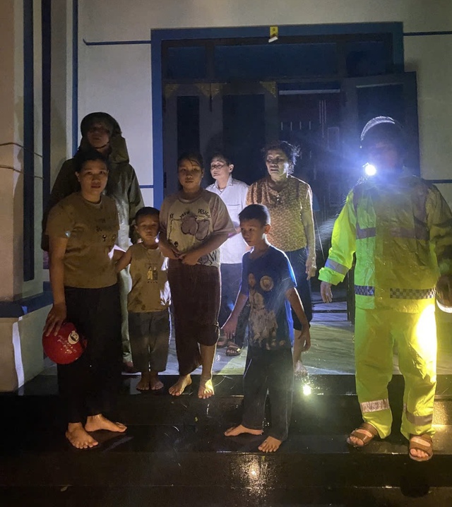 Lực lượng chức năng nhanh chóng đưa 05 người lên xe và chở về tại một gia đình có nhà kiên cố để tránh bão.