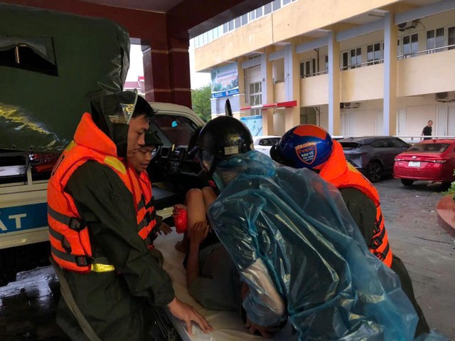 Công an xã Cẩm Duệ đội mưa gió để đưa ông Vịnh đến bệnh viện.