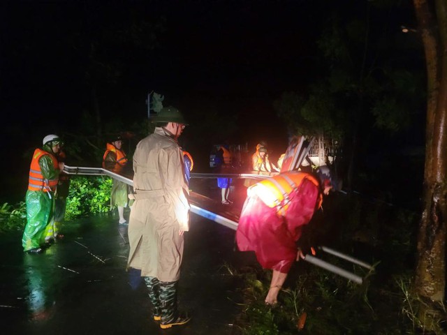 Lực lượng chức năng xuyên đêm khắc phục hậu quả do bão.