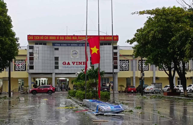 VIDEO: Tan hoang sau khi cuồng phong do bão số 5 quét qua - 4
