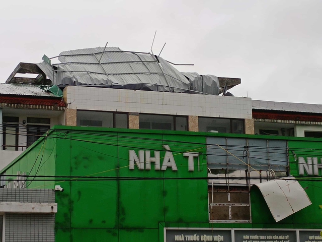 VIDEO: Tan hoang sau khi cuồng phong do bão số 5 quét qua - 7