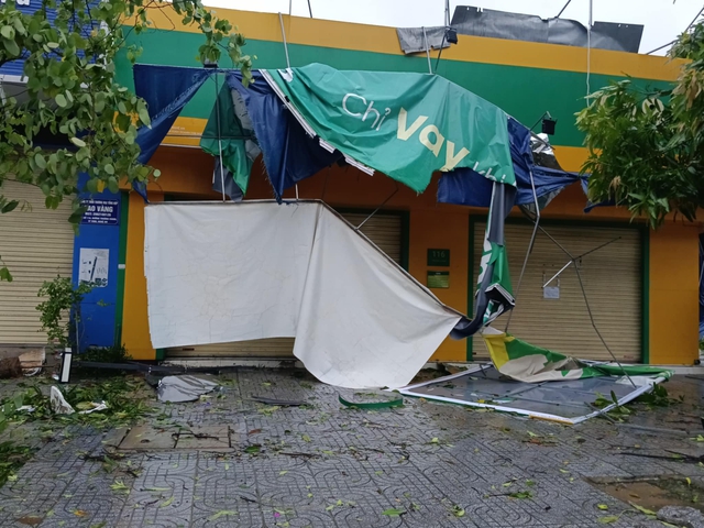 VIDEO: Tan hoang sau khi cuồng phong do bão số 5 quét qua - 12