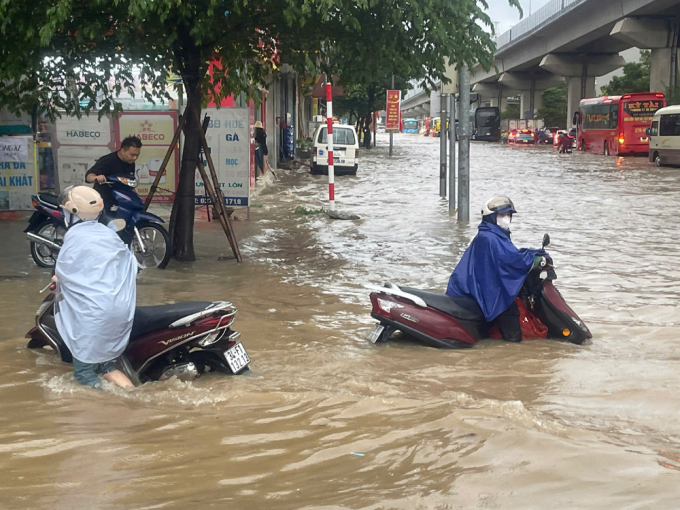 Một điểm đón học sinh của trường Tiểu học Nguyễn Siêu ở phường Hà Đông ngập nặng. Ảnh: Nhà trường cung cấp