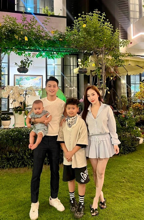 Hôn nhân ngọt ngào của ca sĩ TiTi nhóm HKT và vợ xinh đẹp - 11