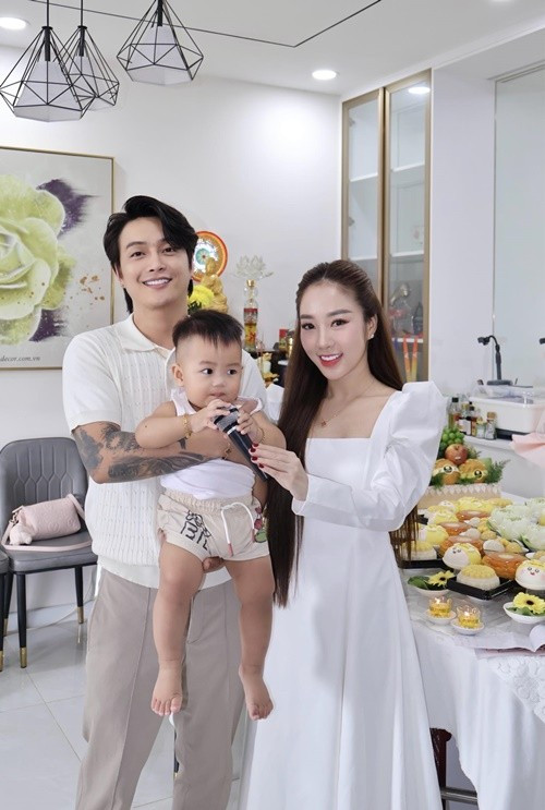 Hôn nhân ngọt ngào của ca sĩ TiTi nhóm HKT và vợ xinh đẹp - 9