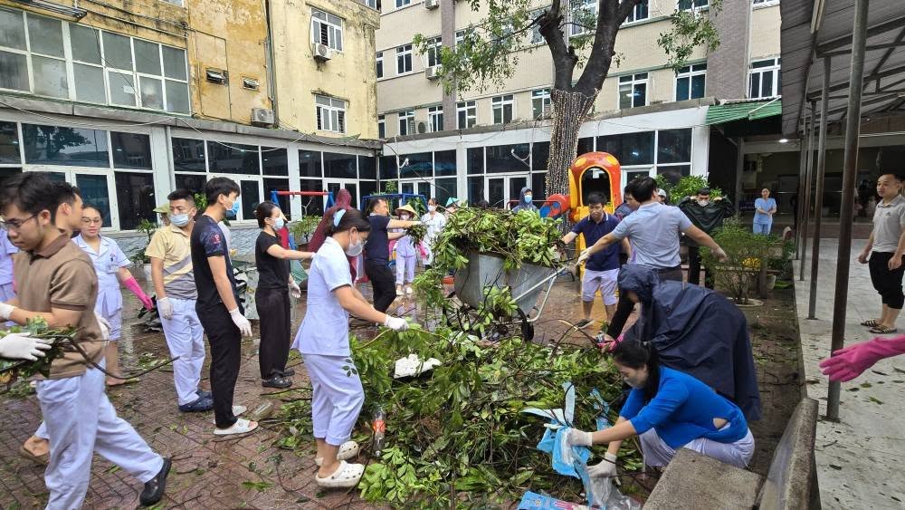 Ngay từ sáng sớm 26/8, tập thể cán bộ, nhân viên y tế được huy động tổng vệ sinh toàn bệnh viện.