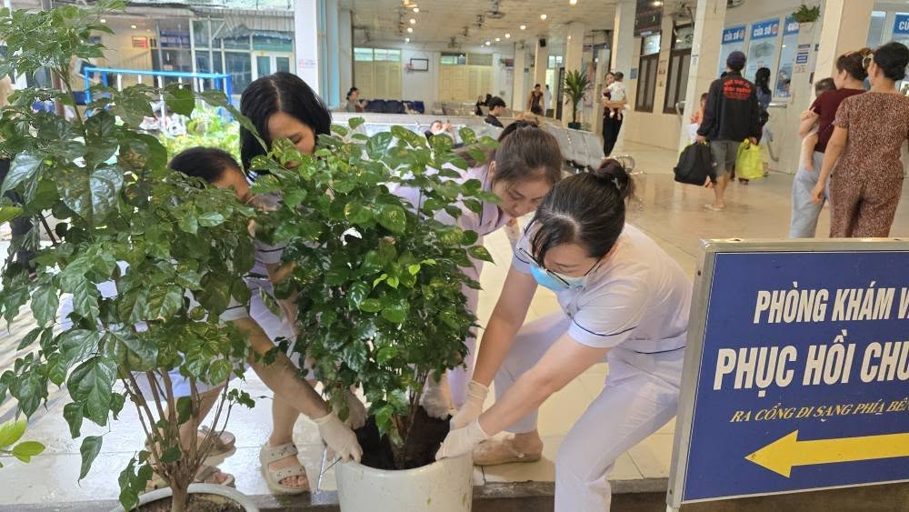 Các nhân viên y tế xử tham gia khắc phục hậu quả sau bão.