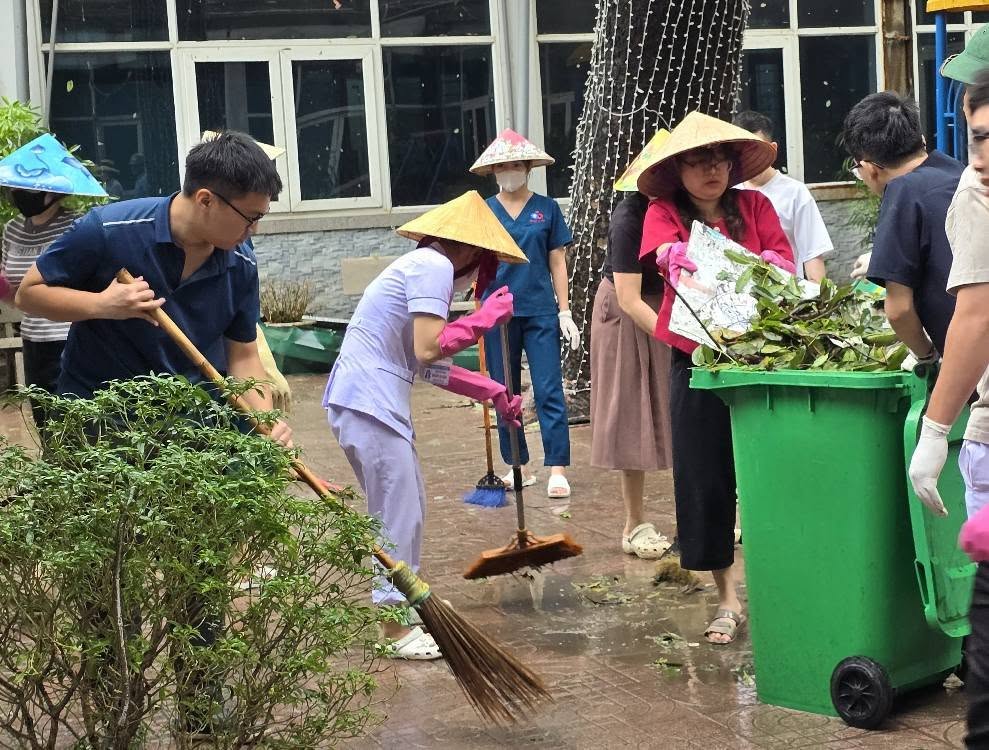 Hàng trăm cán bộ, y bác sĩ tham gia cưa, cắt cây xanh bị gãy, thu gom rác thải.