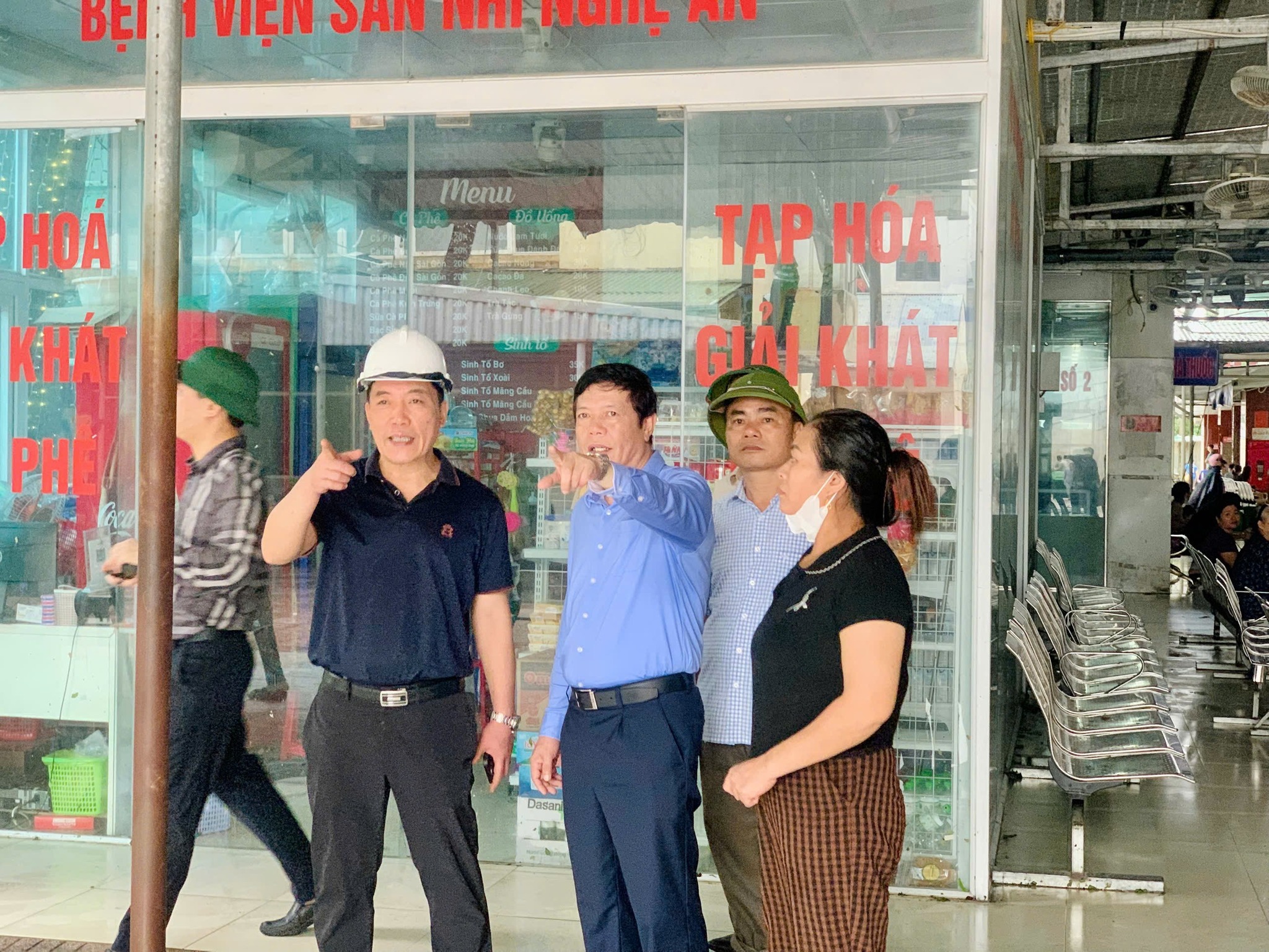 DSCKII. Trần Minh Tuệ, Phó Giám đốc Sở Y tế Nghệ An (ở giữa) và PGS.TS. Tăng Xuân Hải, Giám đốc Bệnh viện kiểm tra, chỉ đạo công tác khắc phục hậu quả do bão gây ra.