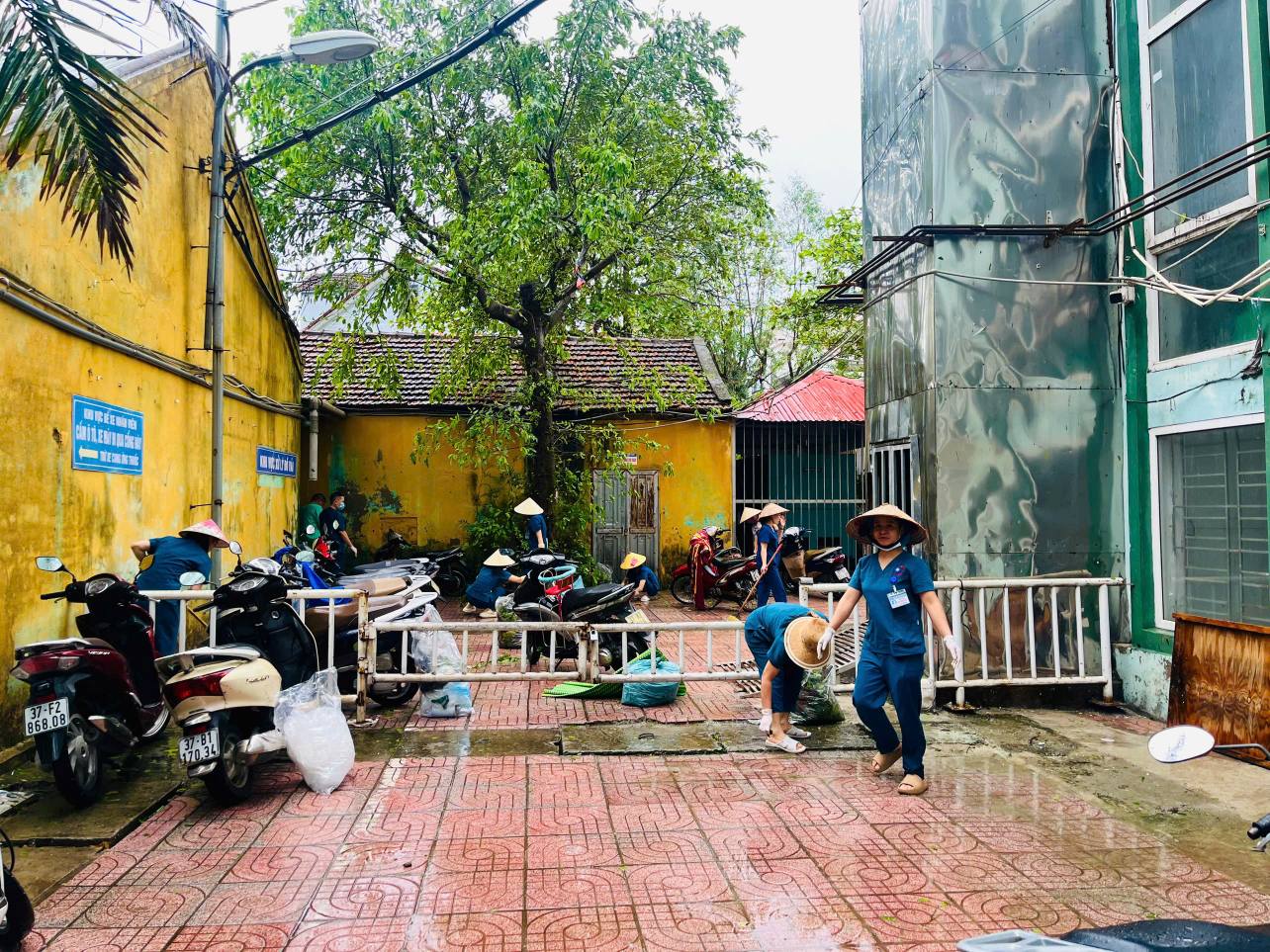 Lãnh đạo Bệnh viện Sản Nhi Nghệ An cho biết, việc dọn dẹp hoàn thành ngay trong thời gian sớm nhất để đảm bảo vệ sinh môi trường, phòng chống dịch bệnh và giúp người dân yên tâm khi đến khám, chữa bệnh.