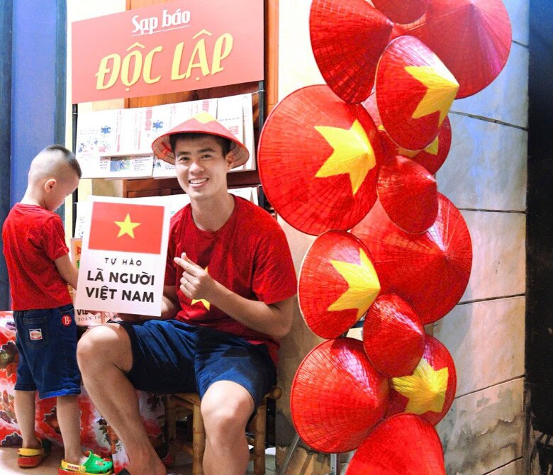 Sạp báo Độc Lập sử dụng kệ gỗ đứng, bày báo giấy như thời bao cấp. Đây là chi tiết nhỏ nhưng khiến không gian có chiều sâu và gợi liên tưởng về văn hóa đọc xưa.