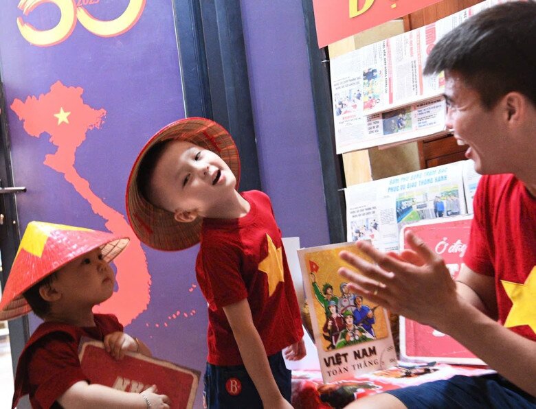 Những tranh cổ động nhỏ giúp giữ được tinh thần lễ hội nhưng vẫn mang tính giáo dục nhẹ nhàng. Màu sắc chủ đạo được giữ thống nhất, không bị loang lổ.