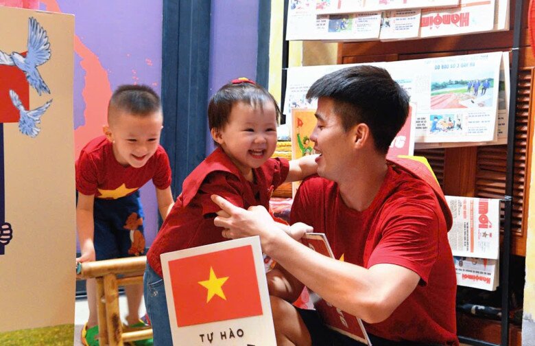 Không dùng đến vật liệu đắt tiền hay trang trí quá cầu kỳ, cách thiết kế mặt tiền nhà Duy Mạnh cho thấy sự tỉ mỉ trong từng chi tiết nhỏ. Không gian vừa truyền tải được tinh thần ngày lễ, vừa giữ được sự ấm cúng, dễ gần.