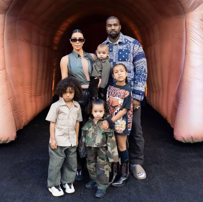 Ngoại hình con gái 12 tuổi của tỷ phú Kim Kardashian - 16