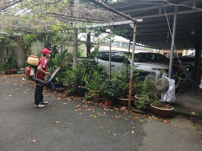 Lực lượng y tế phun hóa chất diệt muỗi diện rộng phòng bệnh sốt xuất huyết và Chikungunya.