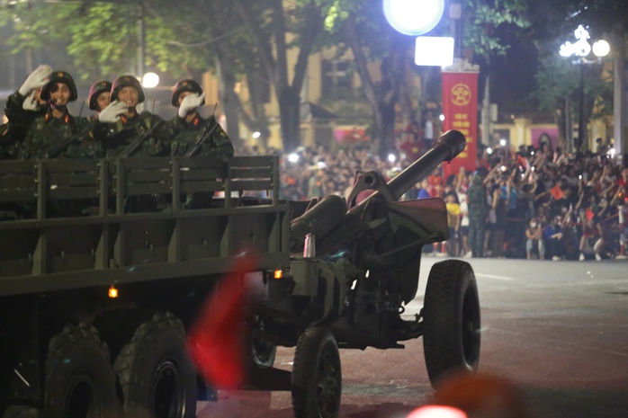 Dàn xe tăng, bọc thép sơ duyệt diễu binh trong tiếng reo hò của người dân - 10