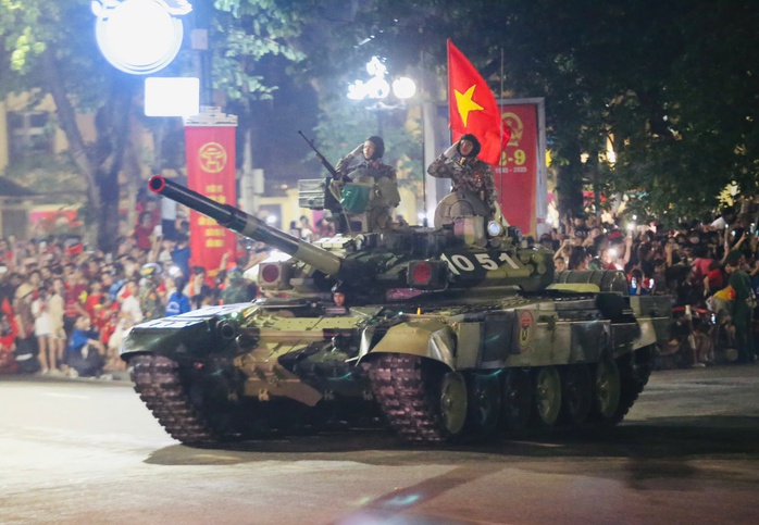 Dàn xe tăng, bọc thép sơ duyệt diễu binh trong tiếng reo hò của người dân - 13