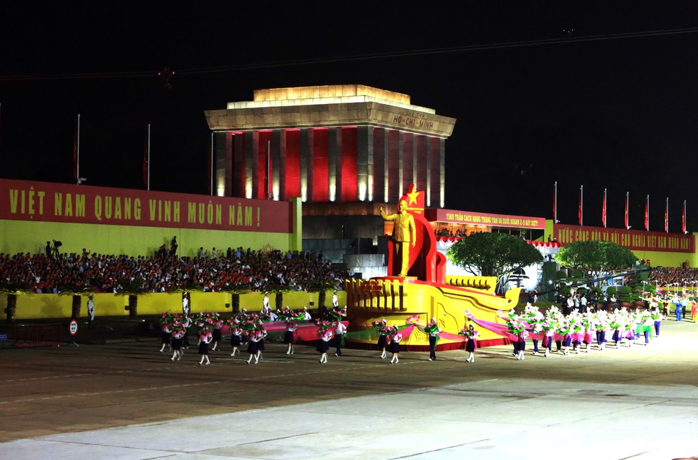 Đội
hình rước Chân dung Chủ tịch Hồ Chí Minh tiến vào Lễ đài.