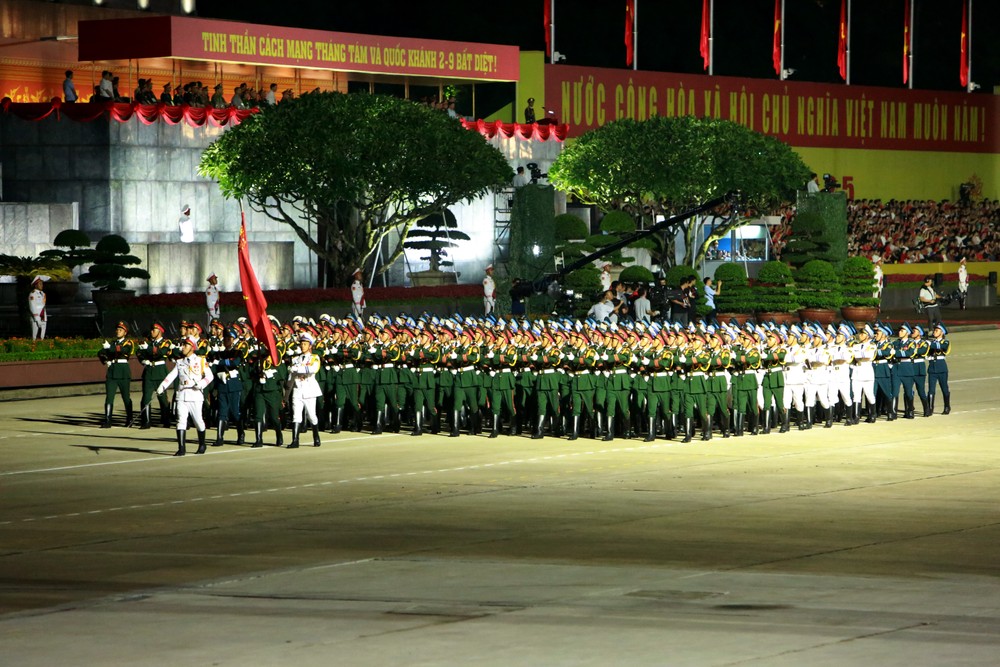 3
khối đại diện lực lượng vũ trang nhân dân (26 khối Quân đội, 17
khối Công an) và các khối quân đội nước ngoài tại buổi lễ sơ duyệt
cấp nhà nước tối 28-7.