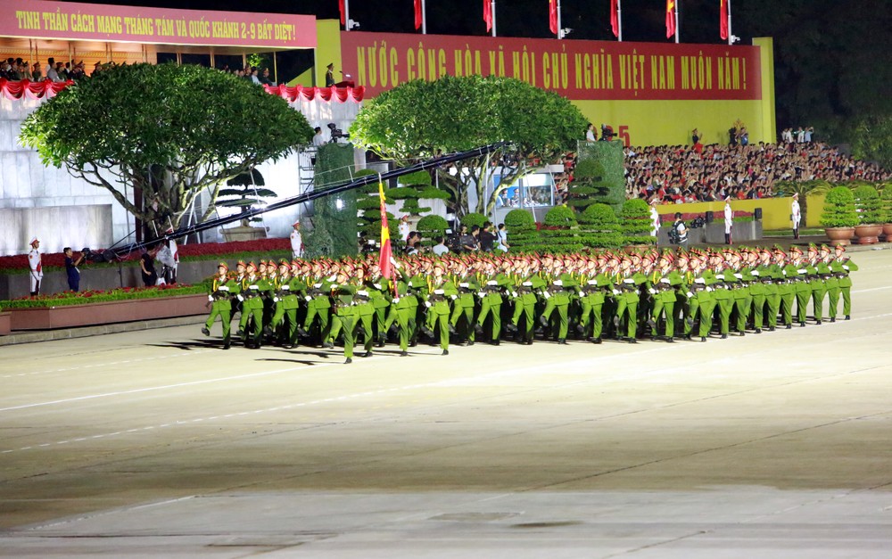 
Khối Nam Cảnh sát nhân dân tiến qua lễ đài.