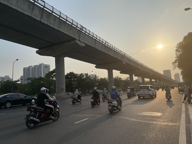 Theo dự báo thời tiết, trưa và chiều Thủ đô Hà Nội trời hửng nắng.