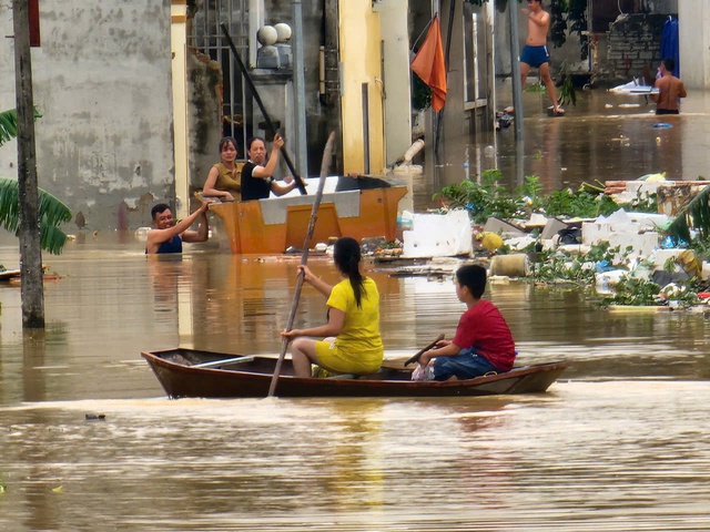 Người dân đi lại bằng thuyền.