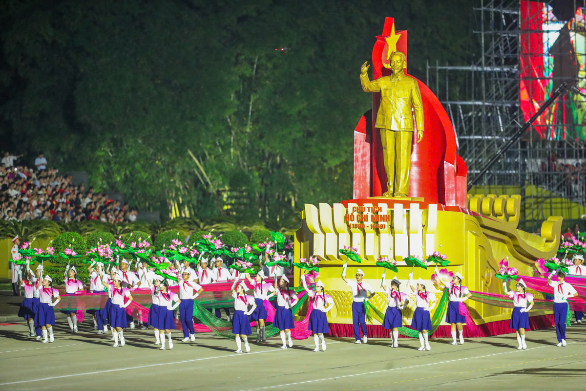 Mỗi khoảnh khắc, từ sự oai hùng của dàn khí tài quân sự, đến sự nghiêm trang của từng khối diễu hành, đều hiện lên đẹp như phim, ghi dấu ấn không thể phai mờ trong lòng người xem.