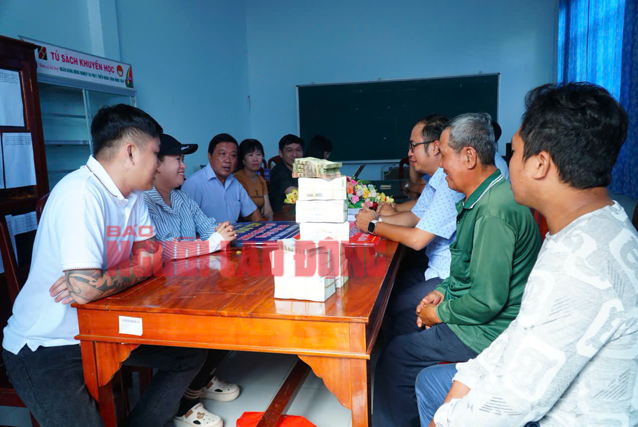 Ông Ba Minh - nhân vật đang amp;#34;nóngamp;#34; trên mạng xã hội - nhận gần 1,6 tỉ đồng từ 2 Facebooker - 5