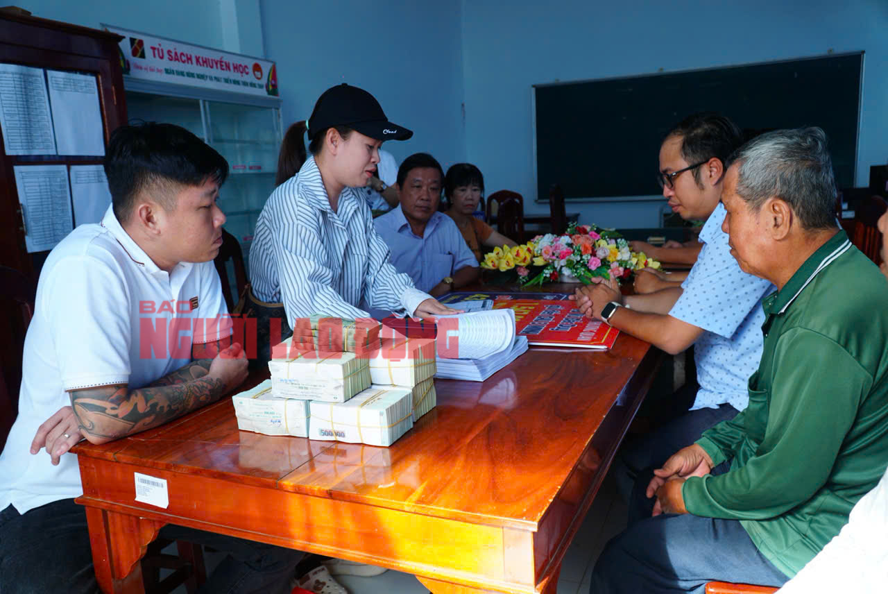 Ông Ba Minh nhận tiền hỗ trợ trước sự chứng kiến của chính quyền địa phương
