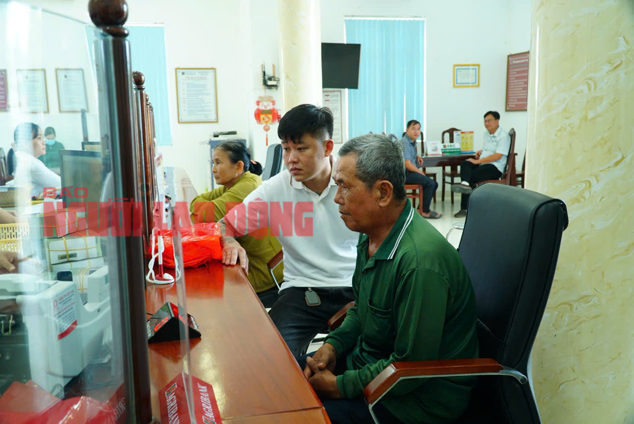 Ông Ba Minh được hướng dẫn đến ngân hàng gửi tiền tiết kiệm