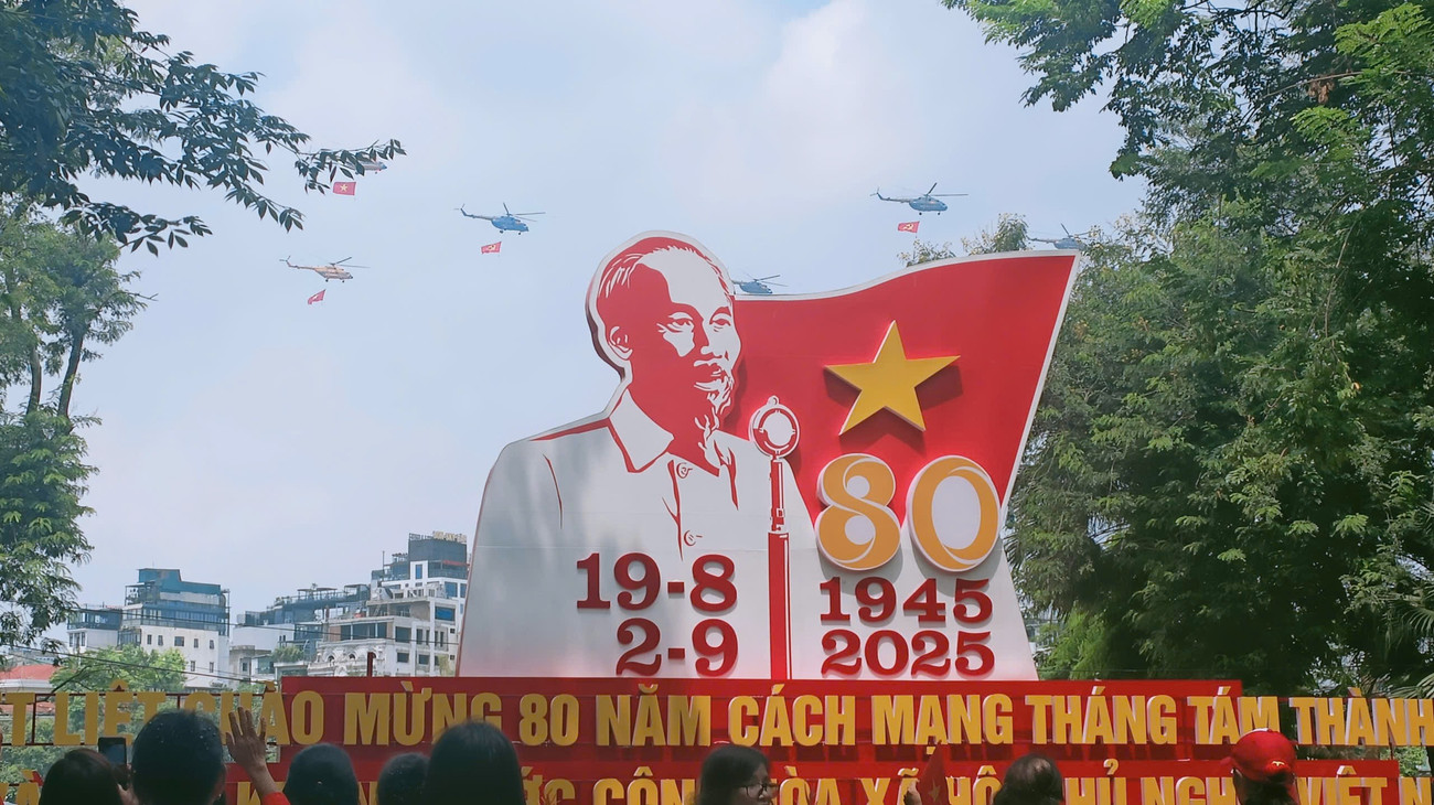 Xuất phát từ sân bay Hòa Lạc (Hà Nội), biên đội trực thăng Mi-171, Mi-17, Mi-8 mang cờ Đảng, cờ Tổ quốc tiến vào trung tâm Thủ đô Hà Nội.