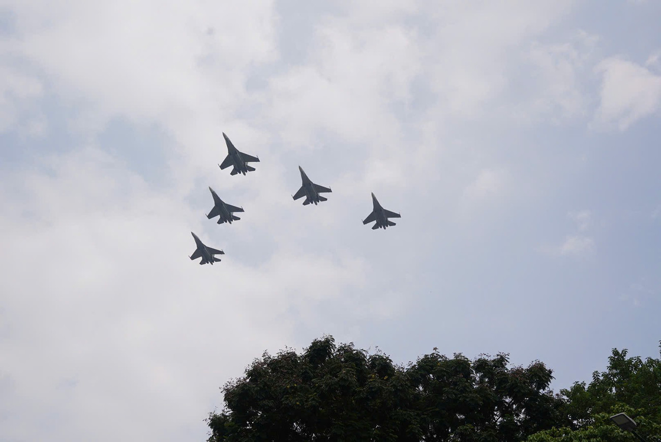 Su-30MK2 là dòng tiêm kích đa năng siêu âm hiện đại, hoạt động trong mọi điều kiện thời tiết, kiểm soát chặt chẽ không phận, tấn công hiệu quả các mục tiêu trên không, trên bộ, trên biển.
