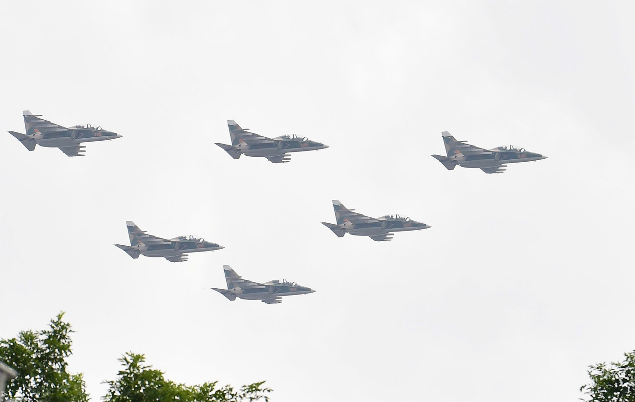 Đội hình Yak-130 bay trên bầu trời Thủ đô Hà Nội. Yak-130 thuộc biên chế Trung đoàn 940 đóng quân ở Phù Cát (Gia Lai), cơ động ra miền Bắc cuối tháng 7 để luyện tập cho A80.