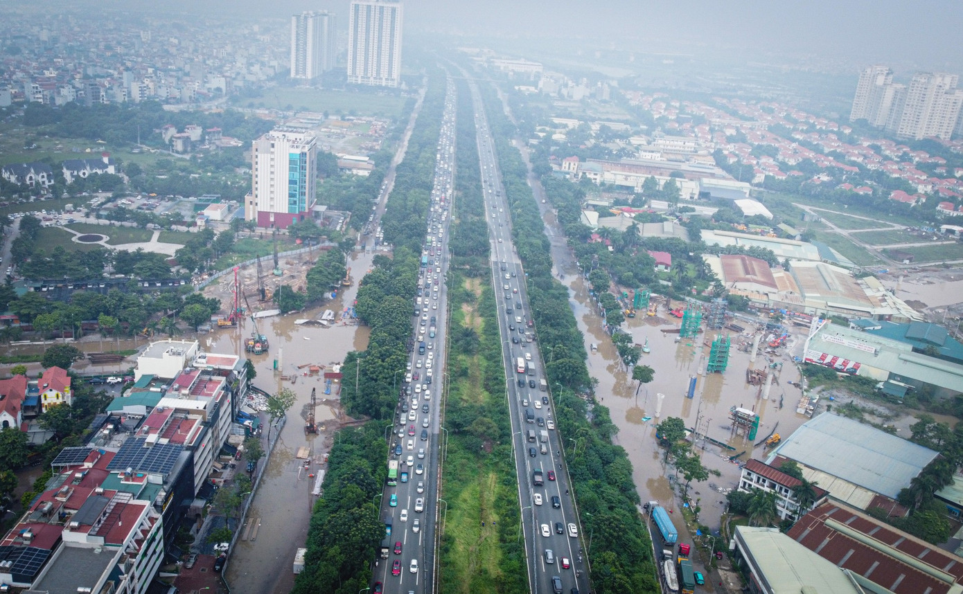 Hàng phương tiện này kéo dài tới khu vực thôn thôn Yên Lũng, xã An Khánh.