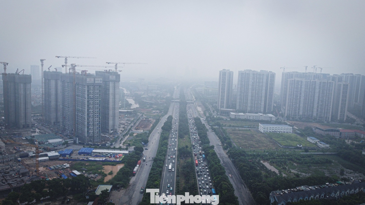 Hướng vào trung tâm thành phố, cao tốc Đại lộ Thăng Long chật kín các phương tiện.