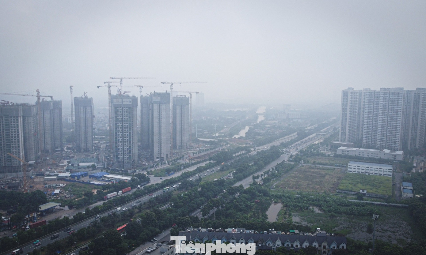 Sáng 28/8, đại lộ Thăng Long bị ùn tắc nhiều giờ kéo dài hơn 10 km từ khu vực xã An Khánh (Hà Nội) hướng về trung tâm Thủ đô và hướng ngược lại từ khu vực Mễ Trì tới khu vực Bảo tàng Quân sự Việt Nam.