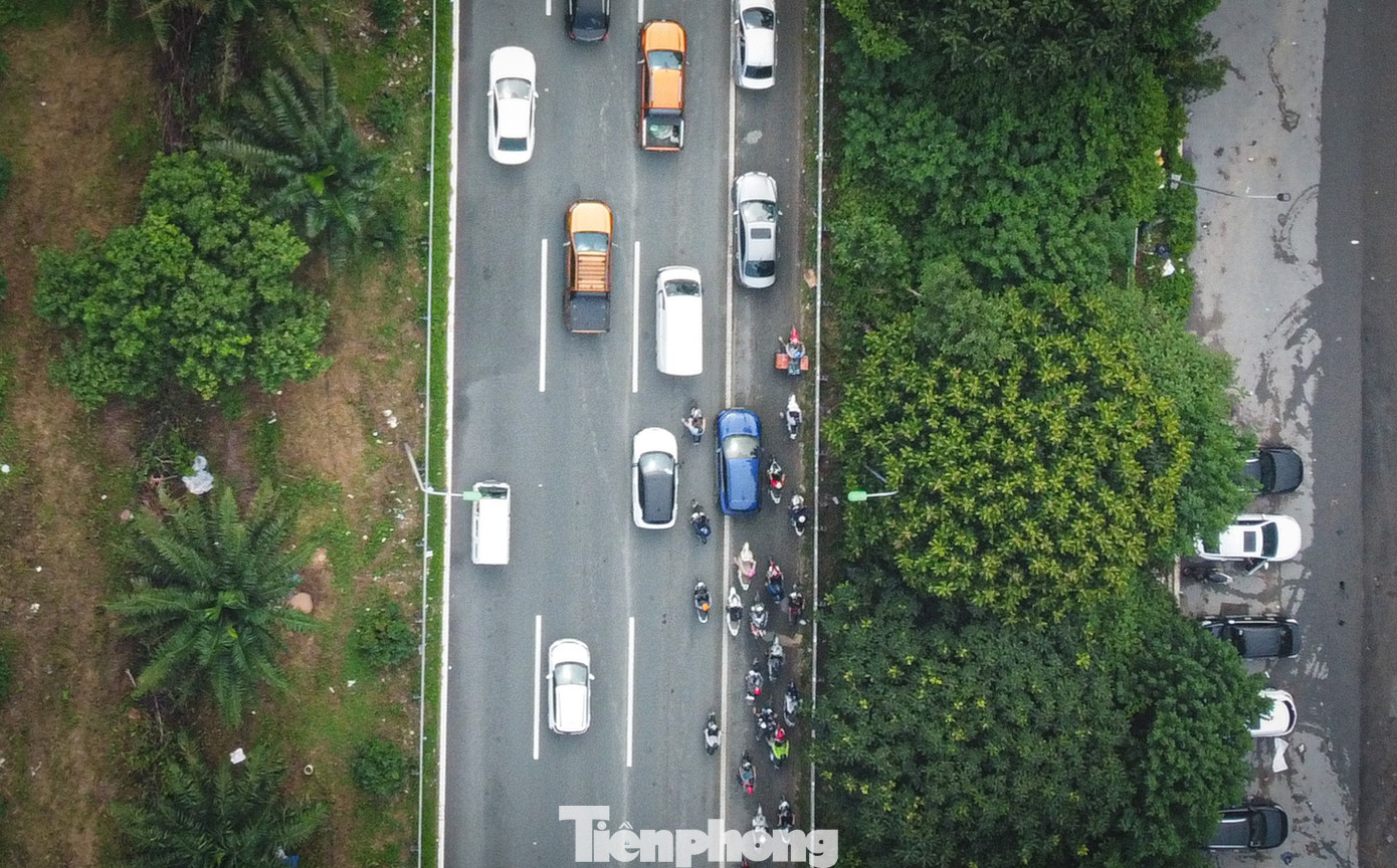 Dòng người từ ngoại thành đổ về trung tâm Hà Nội đi làm, tình trạng ùn tắc cục bộ kéo dài từ 7h sáng. Đến 10h, tình trạng ùn tắc tại Đại lộ vẫn kéo dài vài km.