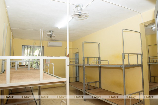 Mỗi phòng đều được trang bị đầy đủ tiện nghi như bình nóng lạnh, quạt thông gió, hệ thống chiếu sáng, chăn chiếu sạch sẽ và nhà vệ sinh khép kín rộng rãi, đảm bảo sự tiện lợi và an toàn trong sinh hoạt hàng ngày.