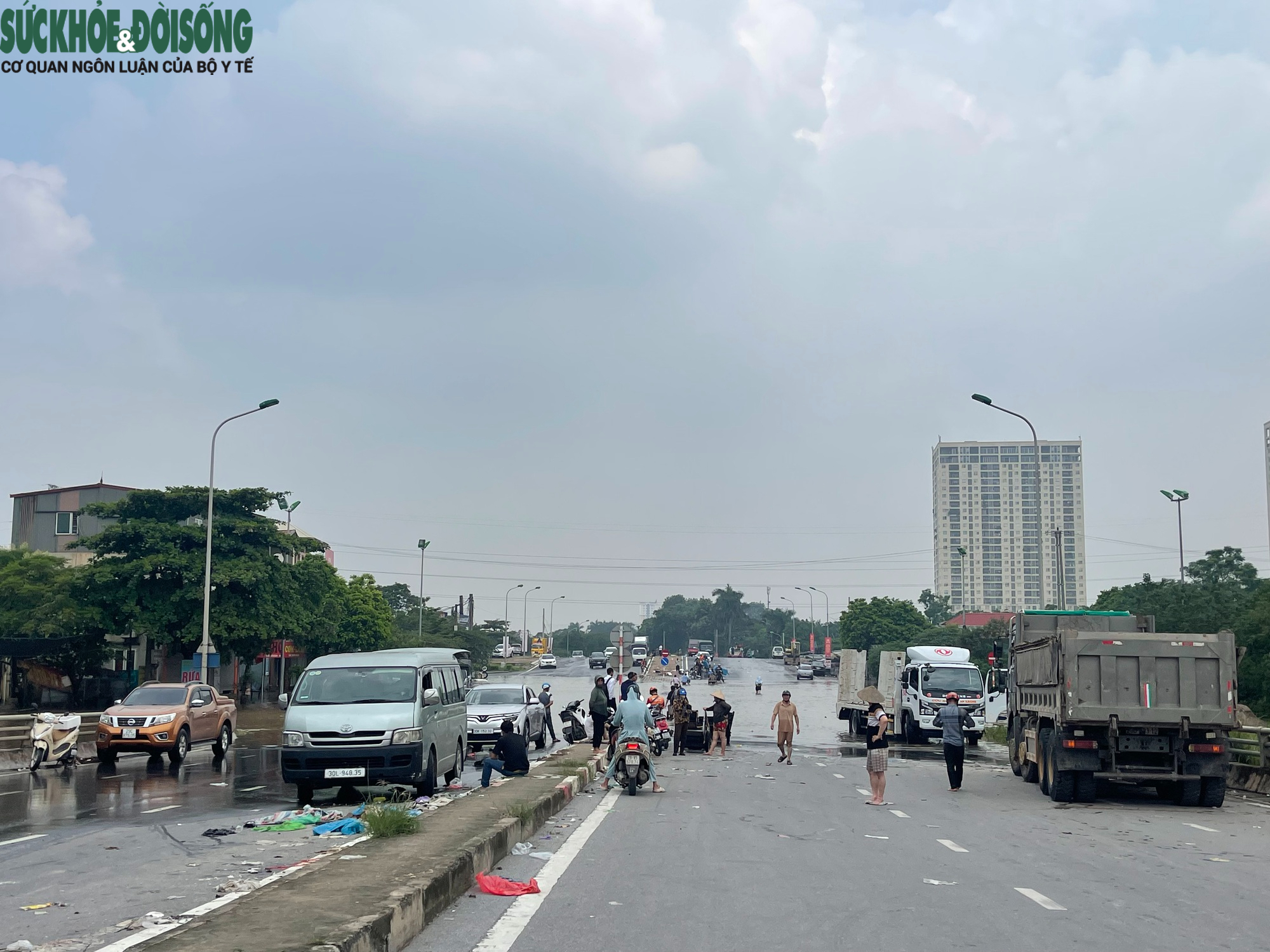 Ngày 28/8, nhiều tuyến đường trên địa bàn thành phố Hà Nội vẫn chìm trong biển nước sau mưa lớn kéo dài. Tại khu vực từ đường Xuân Phương lên cầu Tây Mỗ ngập sâu, khiến giao thông qua lại gặp nhiều khó khăn. Nhiều phương tiện, đặc biệt là xe máy, gần như không thể di chuyển qua đoạn này.
